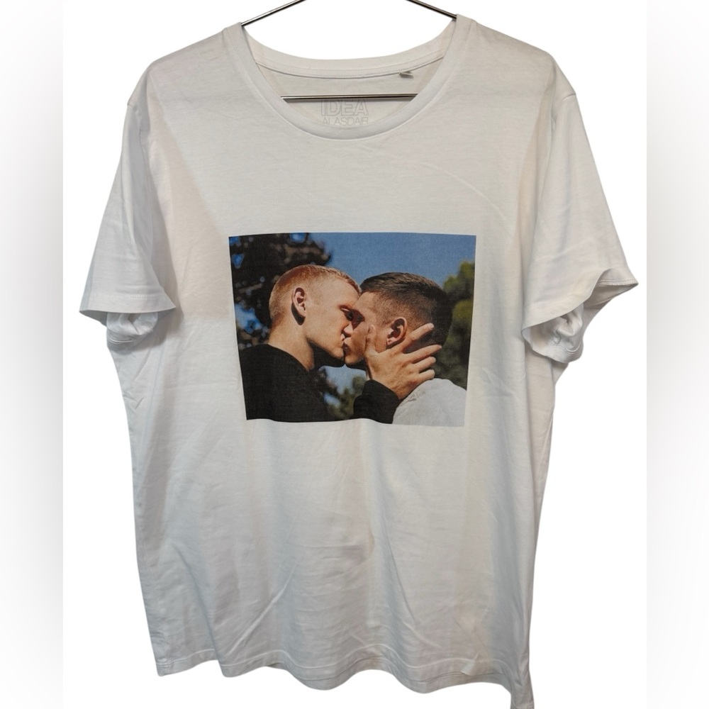 Idea Alasdair McLellan British Summer The Kiss White Graphic Tee Men’s XL